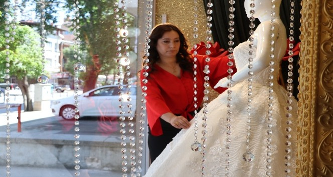 Normalleşmeyle birlikte gelinlikçilerde yoğun mesai başladı